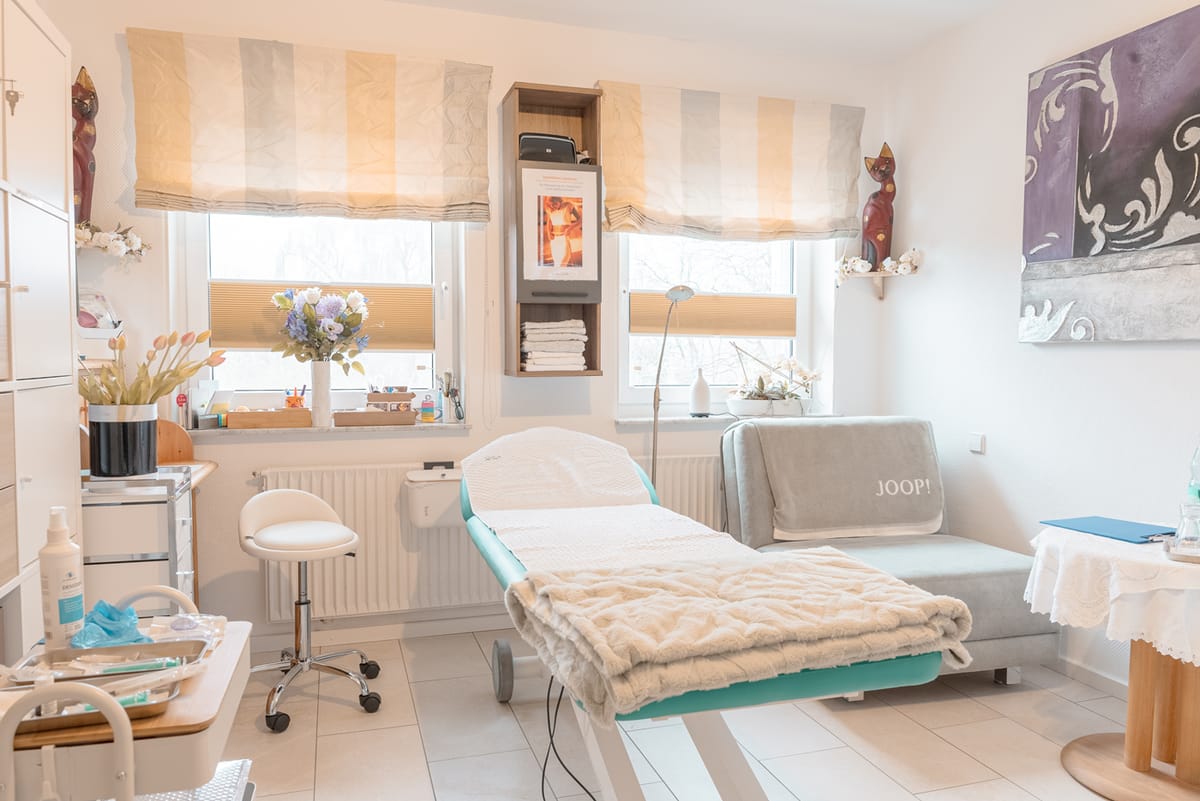 Behandlungsliege im Studio Hannover Beauty